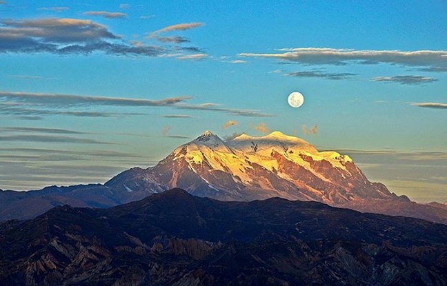 foto de la luna llena en un atardecer en el Illimani